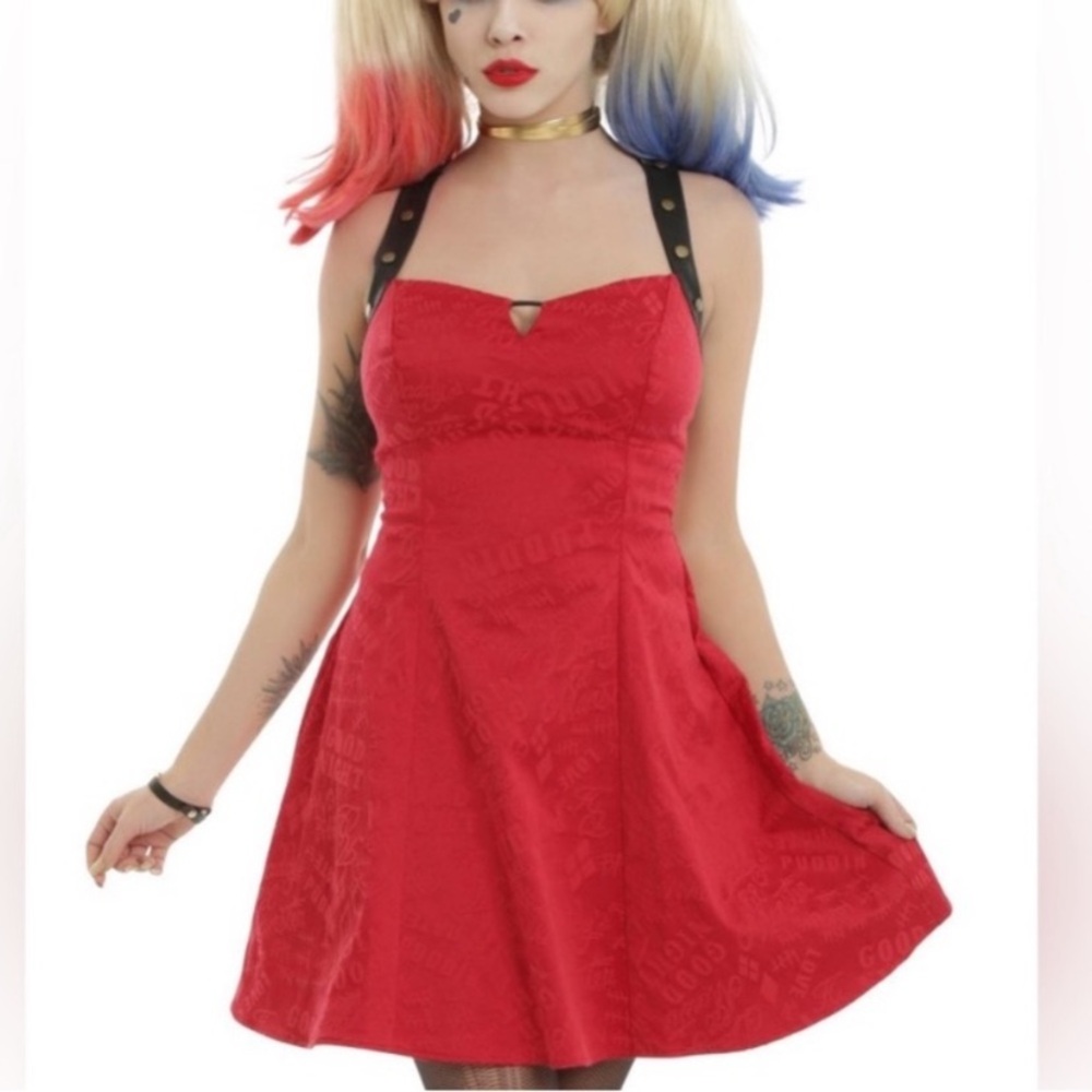 Hot Topic exclusive DC Comics
Suicide Squad Harley
Quinn Red Fit/Flare Dress- M